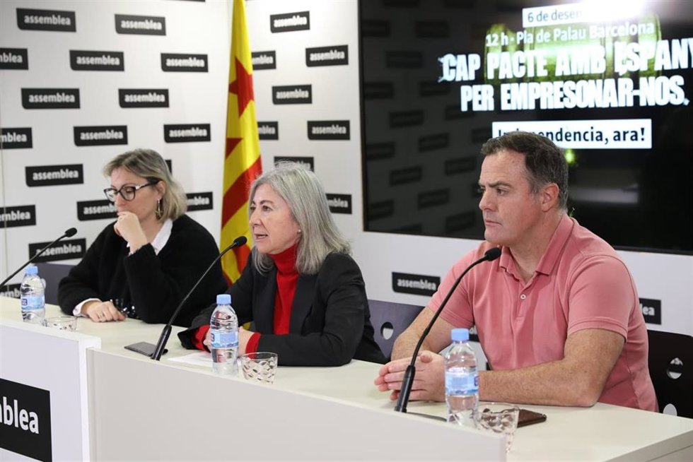Esther Güell, coordinadora de la comisión de movilización y asambleas territoriales de la ANC, Dolors Feliu, presidenta de la ANC y Uriel Bertran, coordinador de la comisión de estrategia y discurso de la ANC.