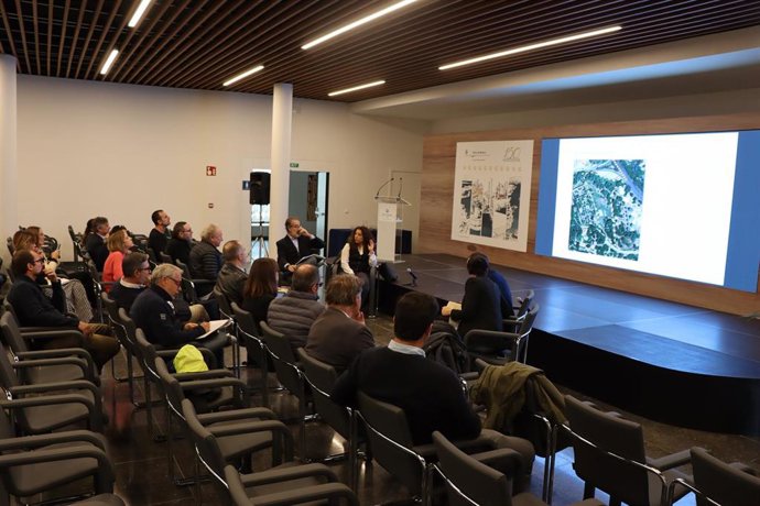 Cort y la APB habilitarán tres aparcamientos en el paseo Marítimo y reforzarán frecuencias de la EMT.