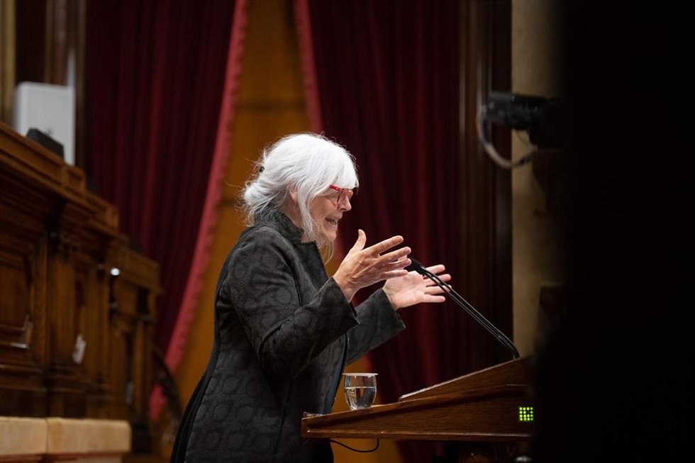 Archivo - La presidenta de la CUP en el Parlament, Dolors Sabater, interviene durante un pleno en el Parlament, a 4 de octubre de 2022, en Barcelona, Catalunya (España). El pleno del Parlament vota esta semana si solicita al presidente de la Generalitat