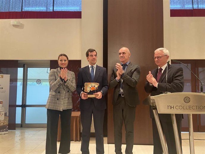 La Fundación Nao Victoria recoge el premio 'Embajador de Sevilla' de manos de la Asociación de Hoteles de Sevilla.