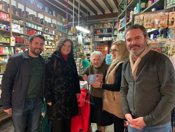 Los comercios de Alaró ya lucen las placas que los visibilizan como 'Emblemtics Balears'