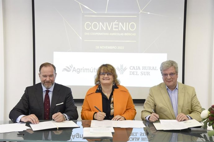 Firma del convenio de Caja Rural del Sur con la entidad portuguesa Agrimútuo-Federación Nacional de las Cajas de Crédito Agrícola Mutuo