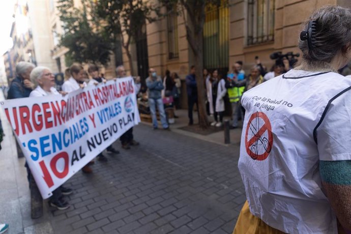 Varias personas participan en una concentración enmarcada en el inicio del modelo de atención urgente extrahospitalaria, frente a la consejería de Sanidad