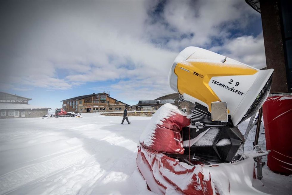 Cañón de nieve en funcionamiento
