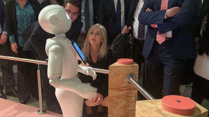 Francisco Cuenca y Patricia del Pozo, en la inauguración de la muestra sobre IA en el Parque de las Ciencias