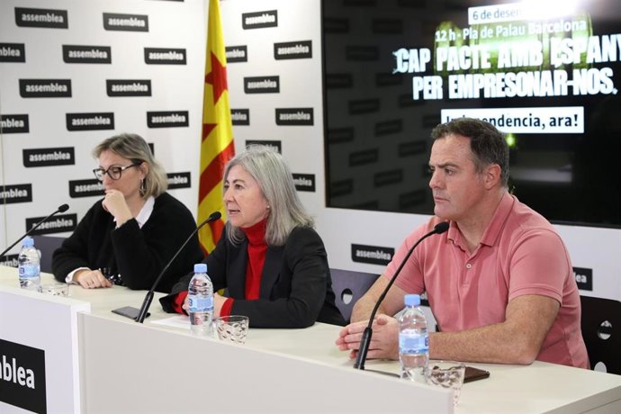 La coordinadora de la comissió de mobilització i assemblees territorials de l'ANC, Esther Güell, la presidenta de l'entitat, Dolors Feliu, i el coordinador de la comissió d'estratgia i discurs de l'ANC, Uriel Beltrán