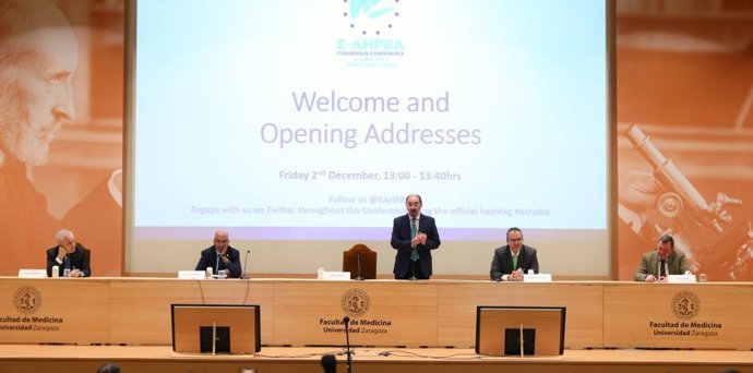 El presidente de Aragón, Javier Lambán, inaugura la 'Conferencia de cáncer colorrectal', en la Facultad de Medicina de la Universidad de Zaragoza.