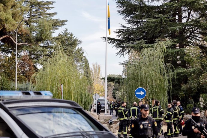 Desplegament policial al costat de l'Ambaixada d'Ucrana a Madrid