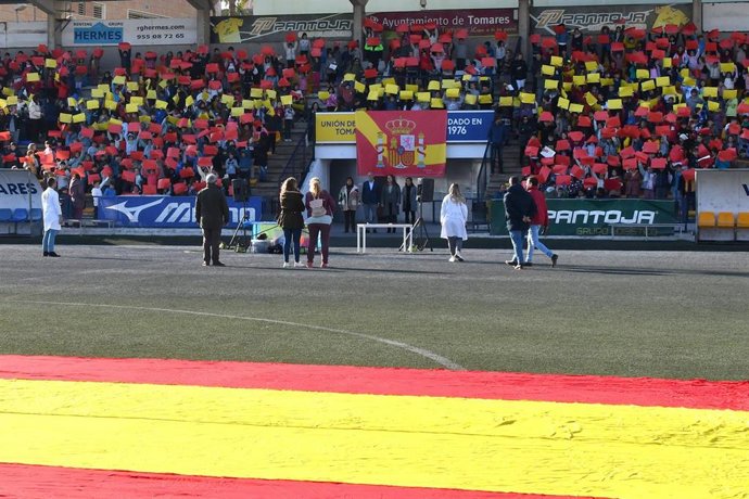 Ayuntamiento De Tomares: Nota De Prensa Y Foto (Un Millar De Escolares De Tomares Celebran La Constitución Formando Un Gran Mosaico De La Bandera De España)