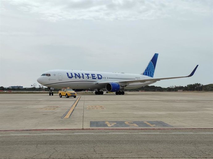 Archivo - Vuelo United Airlines procedente de Nueva York a su llegada al aeropuerto de Palma