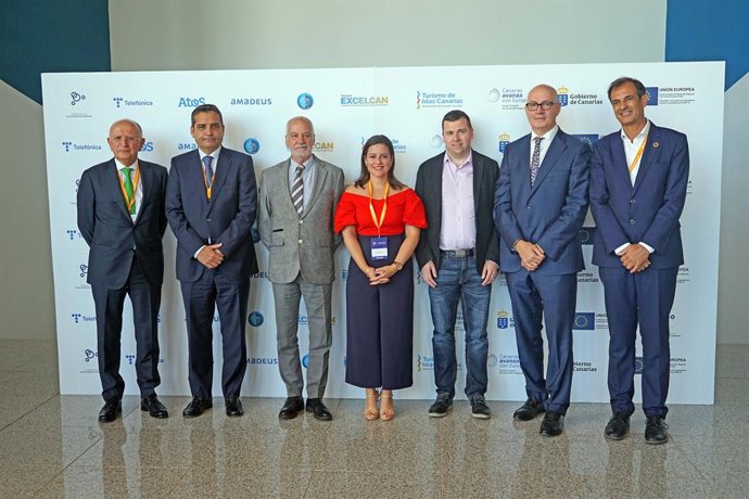 De izquierda a derecha: el presidente de Binter, el CEO de Iberia Express, el presidente de Excelcan, la consejera de Turismo de Canarias, el manager de Ryanair, el presidente de Air Europa y el director general de Promotur