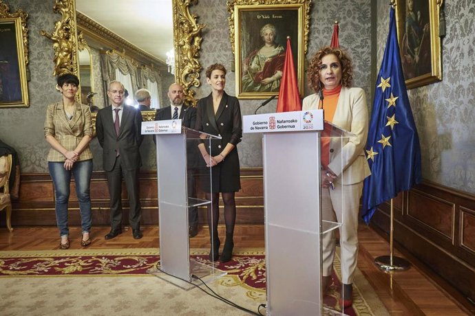 La ministra de Hacienda y Función Pública, María Jesús Montero, comparece después de la reunión de la Comisión Coordinadora del Convenio Económico de Navarra, en el Palacio de Navarra, a 2 de diciembre de 2022, en Pamplona, Navarra (España). Durante la 