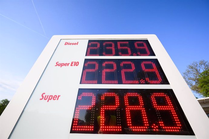 Archivo - 03 May 2022, Lower Saxony, Hanover: A display panel at a highway gas station shows high prices for diesel, Super E10 and Super gasoline. Experts expect prices to rise in the event of an oil embargo against Russia. Photo: Julian Stratenschulte/