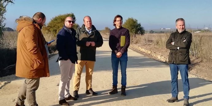 Oscar Curtido y el alcalde de El Puerto en la cañada de las Huertas de El Puerto.