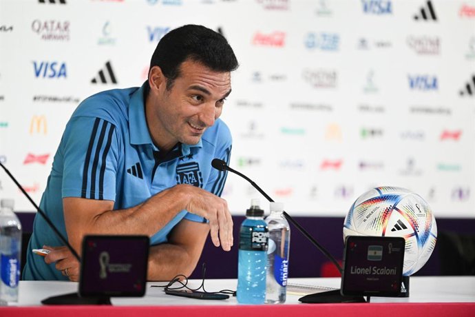 02 December 2022, Qatar, Doha: Argentina head coach Lionel Scaloni speaks during a press conference for the Argentina national soccer team ahead of Saturday's FIFA World Cup Qatar 2022 round of 16 soccer match against Australia. Photo: Fernando Gens/tel