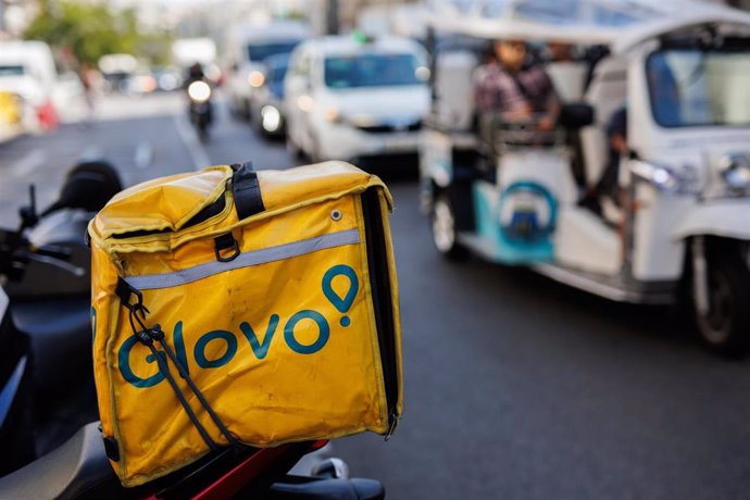 Archivo - Una mochila de Glovo por una calle del centro de Madrid, 