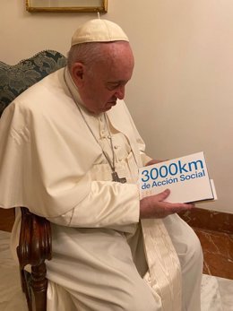 El Papa Francisco ha recibido la memoria '3.000KM de Acción Social' que recoge la labor realizada por la Asociación de Voluntarios de CaixaBank, la Fundació del Convent de Santa Clara y Mensajeros de la Paz