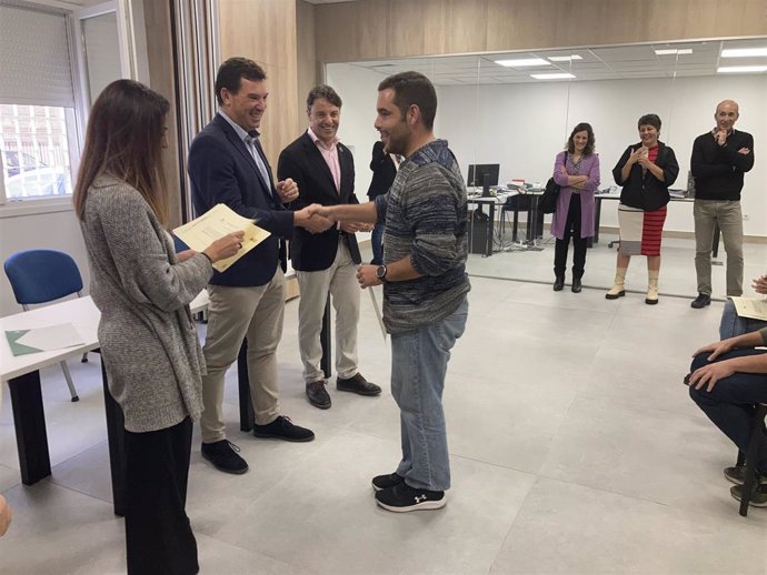 La Junta entrega los diplomas acreditativos del programa de formación 'Huelva promoción turística' .