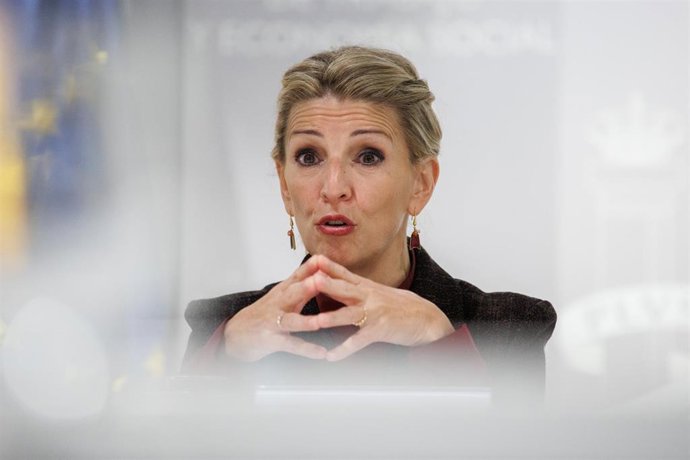 La vicepresidenta segunda del Gobierno, Yolanda Díaz, interviene durante una reunión con colectivos representativos de la vivienda social, en el Ministerio de Trabajo y Economía Social, a 2 de diciembre de 2022, en Madrid (España). 