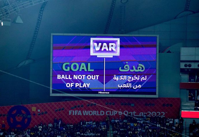 01 December 2022, Qatar, Al Rayyan: The big screen displays a VAR decision after a goal scored by Japan's Ao Tanaka is checked during the FIFA World Cup Qatar 2022 Group E soccer match between Japan and Spain at Khalifa International Stadium. Photo: Mik