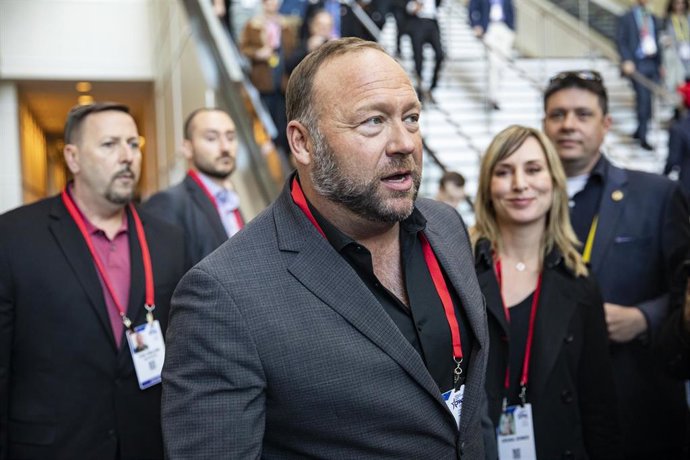 Archivo - Alex Jones, presentador de radio estadounidense y teórico de la conspiración de extrema derecha