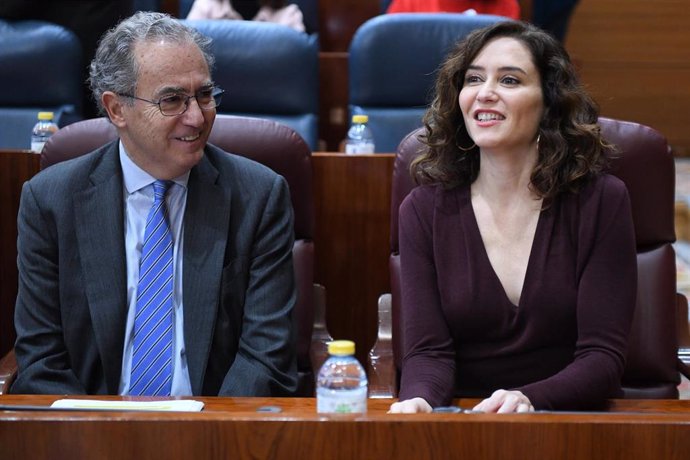 La presidenta de la Comunidad de Madrid, Isabel Díaz Ayuso, y el vicepresidente, Enrique Ossorio, durante una sesión plenaria en la Asamblea de Madrid,