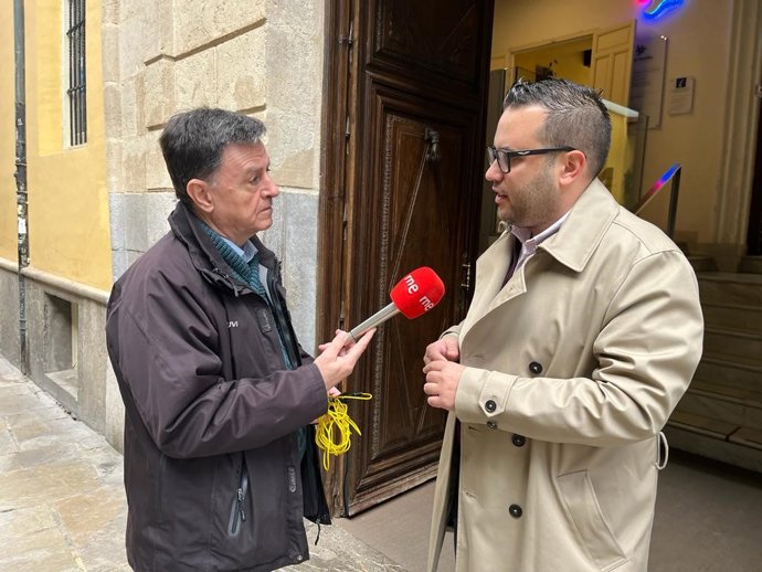 Javier Bravo, del PP, a la derecha en la imagen, atiende a los medios