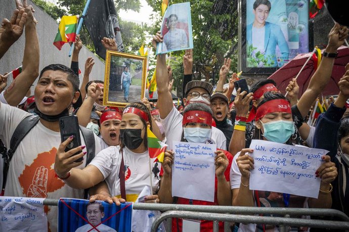 Archivo - Cientos de ciudadanos salen a la calle en Tailanadia para protestar por la ejecución de cuatro personas en Birmania.