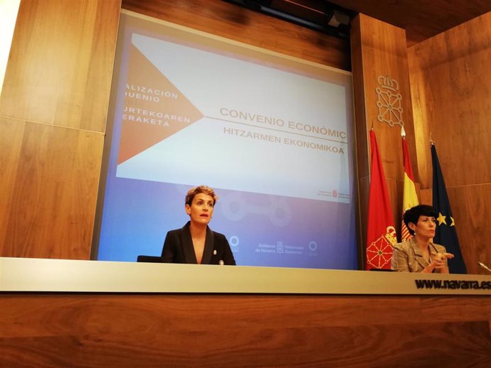 María Chivite, presidenta de Navarra, y Elma Saiz, consejera de Economía y Hacienda, en la rueda de prensa en la que han presentado la renovación del Convenio Económico