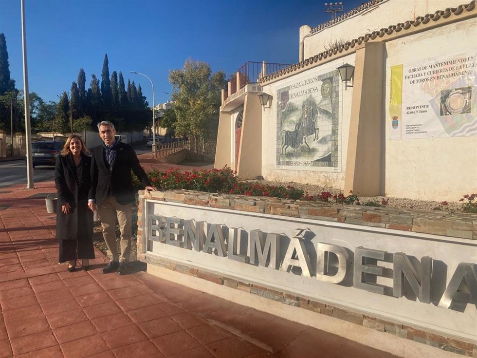 El alcalde de Benalmádena, Víctor Navas; y la concejala de Edificaciones, María Isabel Ruiz.
