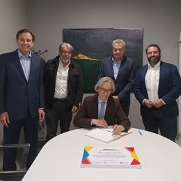 El embajador de  Colombia en España clausura la formación a emprendedores en España