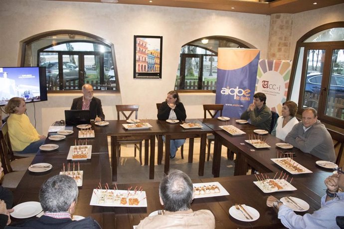 El presidente de Aiqbe, José Luis Menéndez, y Elvira Martín del Río, profesora titular de la Universidad de Huelva, protagonizaron un nueva sesión de 'Encuentros saber abierto'.