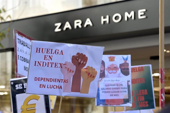 Trabajadores se manifiestan con pancartas frente a una tienda Zara Home durante la primera jornada de huelga de las tiendas de Inditex en A Coruña, en la Plaza de Lugo, a 25 de noviembre de 2022, en A Coruña, Galicia (España). Esta huelga de dependiente