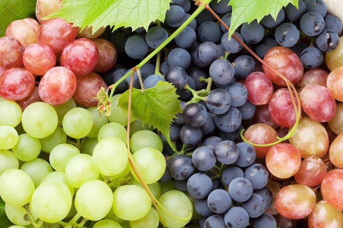 Archivo - Bunch of colorful grapes
