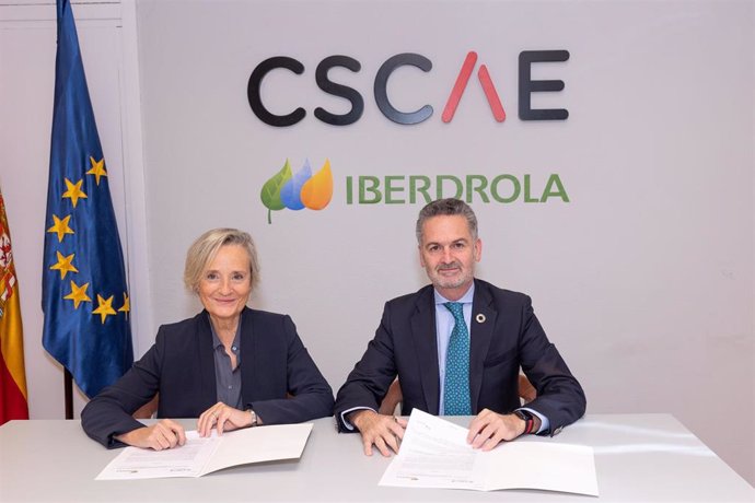 Marta Vall-llosera, presidenta del Cscae, y Alfonso Calderón, director comercial de Iberdrola España.