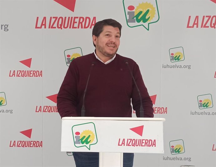 El coordinador provincial de Izquierda Unida en Huelva, Marcos Toti, en rueda de prensa.