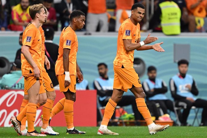29 November 2022, Qatar, Al Khor: Netherlands' Cody Gakpo (R) celebrates scoring his side's first goal with teammates during the FIFA World Cup Qatar 2022 Group A soccer match between the Netherlands and Qatar at Al Bayt Stadium. Photo: Robert Michael/d
