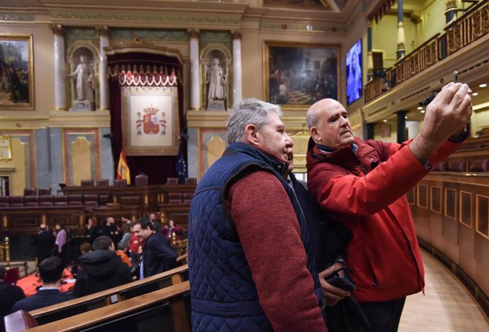 Dos hombres se hacen una foto en las 25 edición de las Jornadas de Puertas Abiertas del Congreso de los Diputados, a 2 de diciembre de 2022, en Madrid (España). 