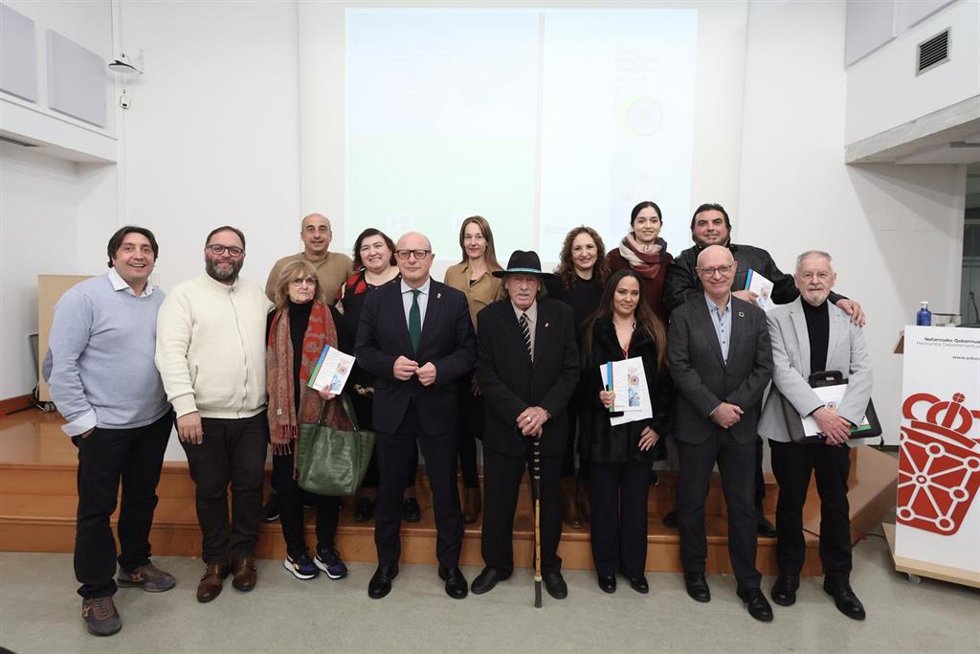 El consejero de Educación, Carlos Gimeno, junto al autor del libro, Ángel de Miguel, y el resto de autoridades y representantes de asociaciones en la presentación de la obra 'Soy gitano: Manfariel Gerinel'