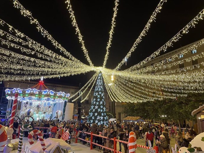 El alumbrado navideño decora cerca de 90 puntos de la ciudad, distribuidos por todos los barrios zaragozanos.