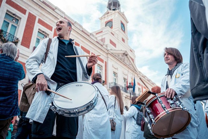 Dos hombres con tambores protestan frente a la sede del Gobierno regional durante una manifestación de médicos y pediatras
