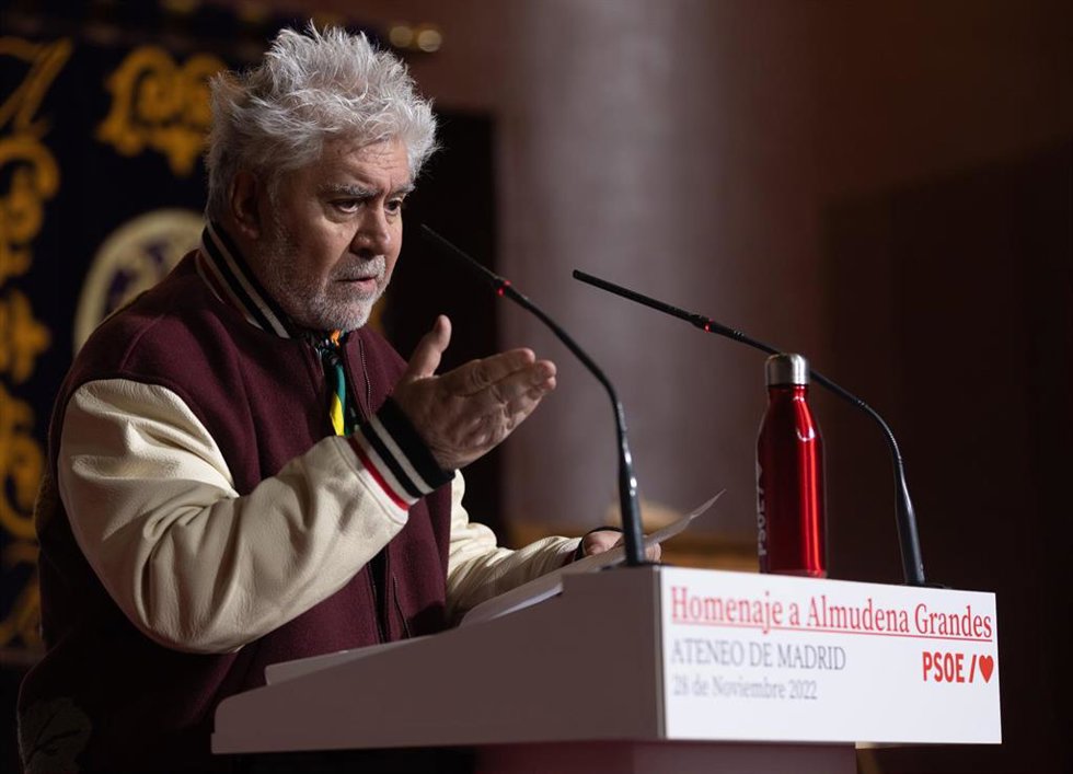El director de cine Pedro Almodóvar, interviene durante el homenaje a la escritora Almudena Grandes, en el primer aniversario de su fallecimiento, en el Salón de actos del Ateneo, a 28 de noviembre de 2022, en Madrid (España). 