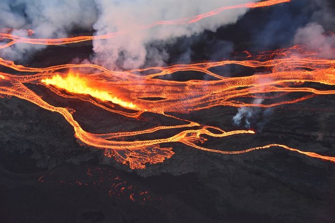 28 November 2022, US, Mauna Loa: Lava flows during an eruption in the Northeast Rift Zone on the caldera summit of Mauna Loa at Hawaii Volcanoes National Park. Photo: -/Planet Pix via ZUMA Press Wire/dpa