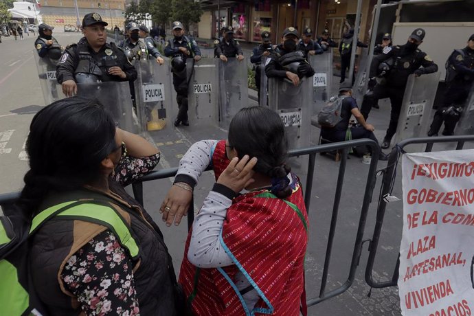 Archivo - 26 April 2022, Mexico, Mexico City: Members of the Triqui Indigenous community of Copala, Oaxaca, take part in a protest to demand a place to sell their handicrafts, after being evicted from the sit-in that they had maintained for several mont