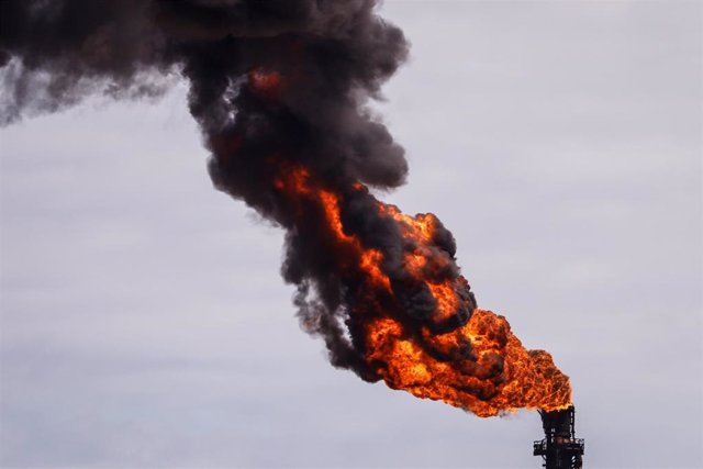 Archivo - Una petrolera quemando excedente (Archivo)