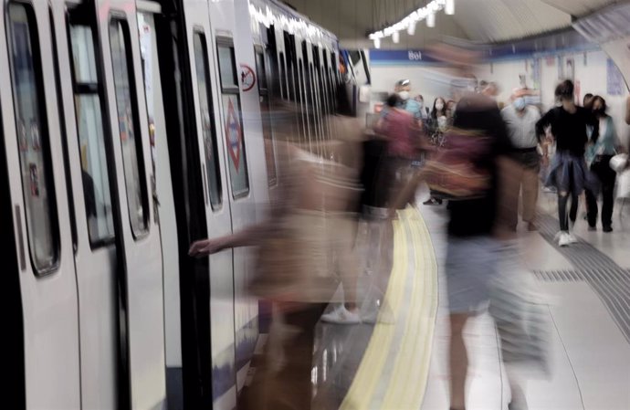 Archivo - Imagen de recurso de pasajeros entrando en un Metro en la estación de Sol-