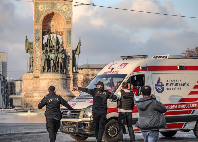 Ambulancias en la avenida Istiklal de Estambul tras la explosión de una bomba en la ciudad, situada en el noroeste de Turquía
