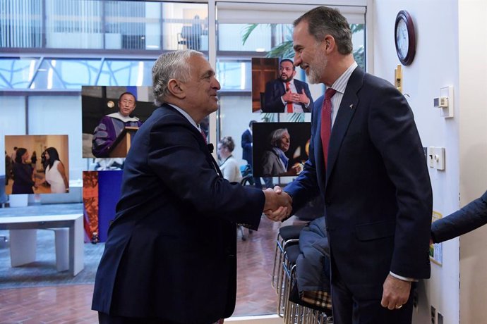 El Rey ha saludado a los ponentes de la jornada del Centenario del Masters of Science in Foreign Service (MSFS) y al titular de la Cátedra Príncipe de Asturias de la Universidad de Georgetown, Juan Luis Manfredi.