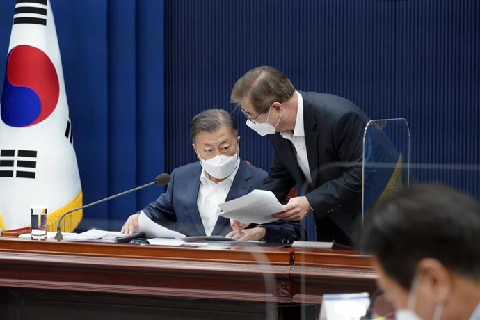 Archivo - El ex presidente de Corea del Sur, Moon Kae In (I) con el entonces jefe de Seguridad Nacional, Suh Hoon (D)