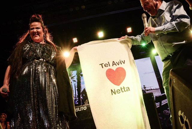 El alcalde de Tel Aviv, Ron Huldai, con la cantante israelí Netta Barzilai